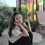 Yura Instagram - 8월의 끝과 함께 두번째 개인전을 행복하게 마무리했습니다.❤️ 마지막까지 축하해 주신 많은 분들께 진심으로 감사드립니다.🥰❤️❤️ 이번 전시를 통해서 정말 많은 것을 느끼고 저에겐 너무 행복하고 소중한 시간이었습니다. 잊지 못할 여름을 만들어주셔서 정말 감사합니다💙💙💙🏖🌊🏝 그리고 고생해따 유니야💕