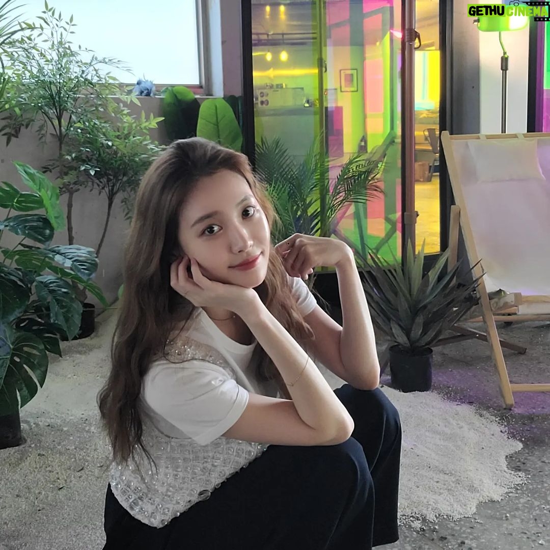 Yura Instagram - 8월의 끝과 함께 두번째 개인전을 행복하게 마무리했습니다.❤️ 마지막까지 축하해 주신 많은 분들께 진심으로 감사드립니다.🥰❤️❤️ 이번 전시를 통해서 정말 많은 것을 느끼고 저에겐 너무 행복하고 소중한 시간이었습니다. 잊지 못할 여름을 만들어주셔서 정말 감사합니다💙💙💙🏖🌊🏝 그리고 고생해따 유니야💕