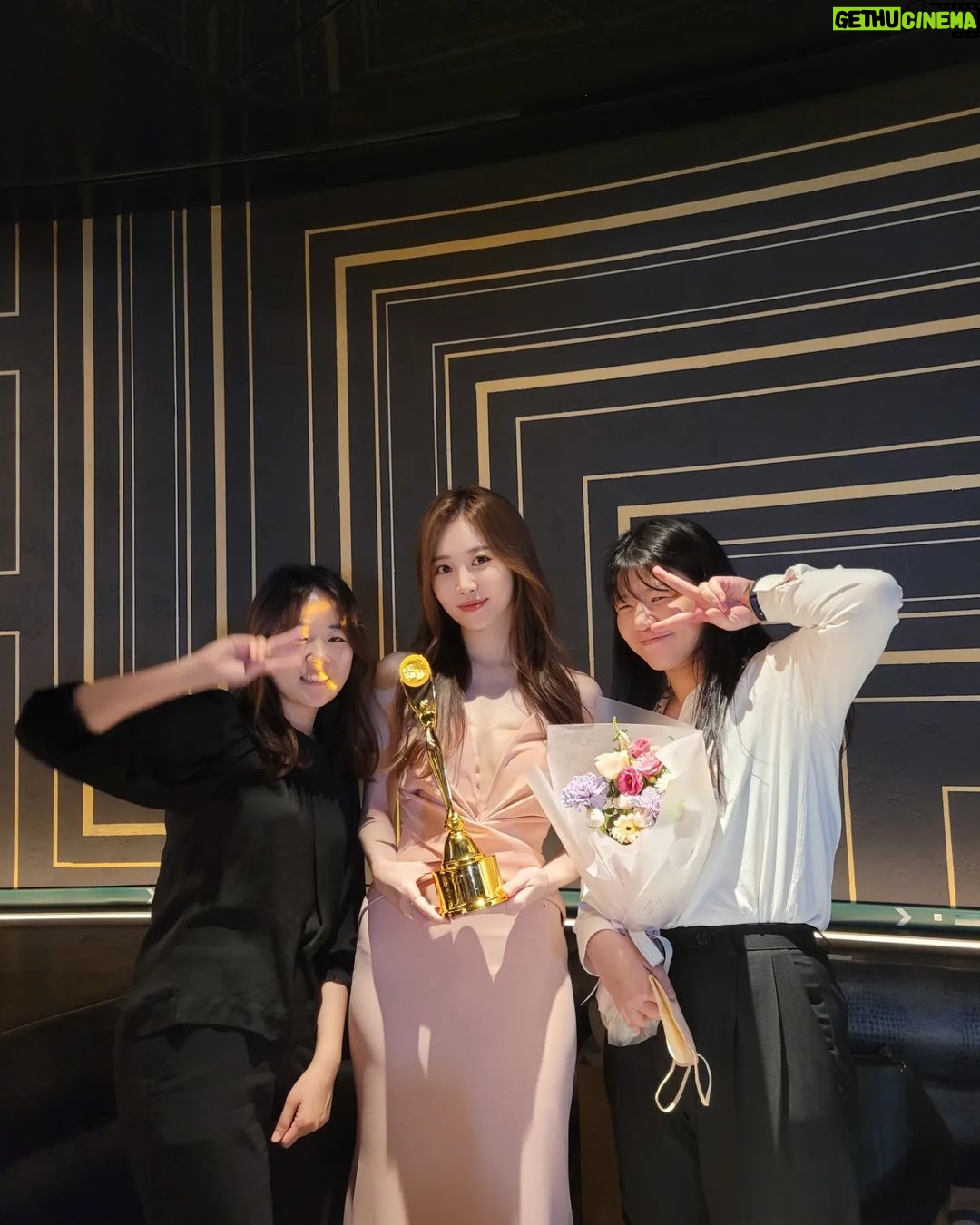 Yura Instagram - 우리 환승연애 최우수예능상 너무 너무 너무 축하해요❤❤❤ 우리 모든 스탭분들 우리 패널분들 출연자분들 너무 고생하셨습니다~~♡ 옆에서 같이 응원 할수있어서 함께 할수있어서 너무 행복했습니다❤ 울 환승연애 시즌2도 대박나요!! 환승연애 화이팅!!!😍😍❤❤💜💜