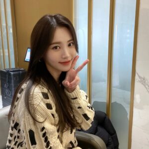 Yura Instagram - 앗 오늘 벌써 기상청 하는날이예요💙
3화본방 같아봐요옹😊