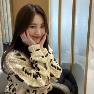 Yura Instagram - 앗 오늘 벌써 기상청 하는날이예요💙
3화본방 같아봐요옹😊