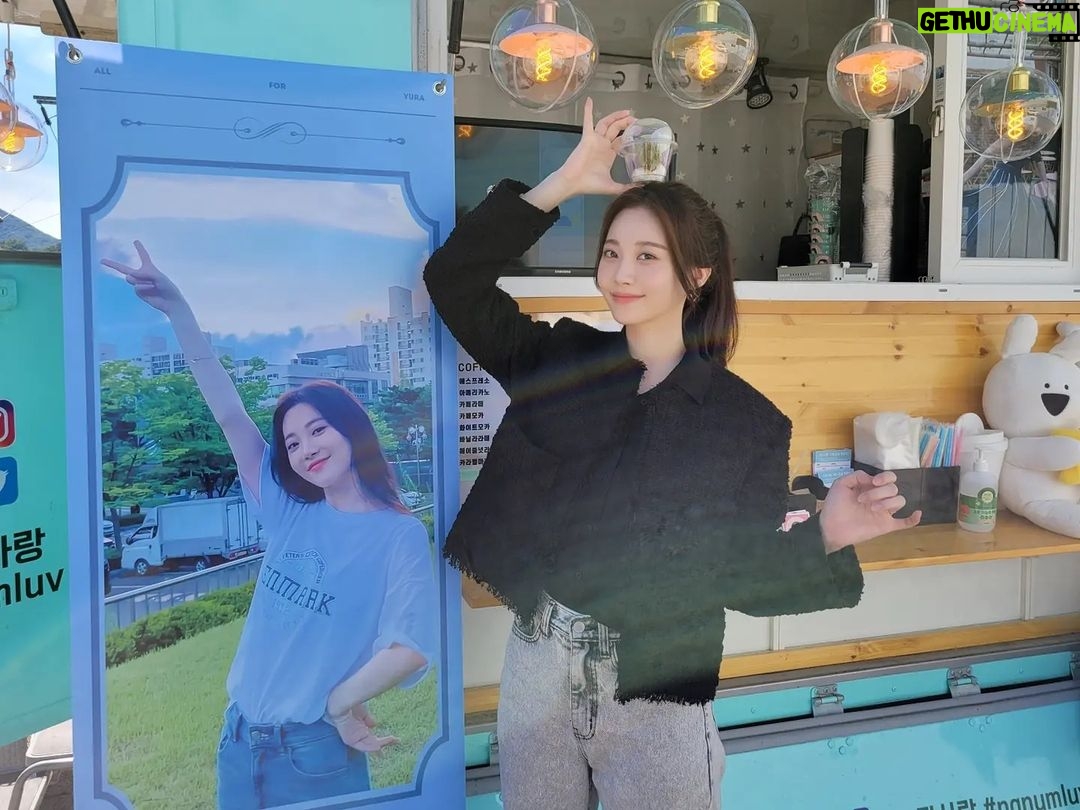 Yura Instagram - 포커스 유라 커피차 너무 감사해요..❤ 마지막 더위에 쉬원하게 촬영하고있습니당 더 열심히 촬영할게요 😍💙💜