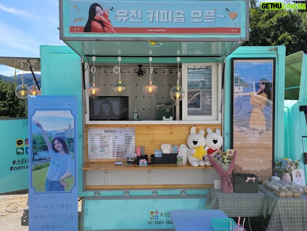 Yura Instagram - 포커스 유라 커피차 너무 감사해요..❤ 마지막 더위에 쉬원하게 촬영하고있습니당 더 열심히 촬영할게요 😍💙💜