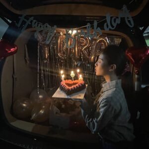 Yura Instagram - 현장에서 받아본 첫 생일 축하.. ♡
정말 이렇게 많은 분들에게 축하를 받아보고 함께 하는게 이렇게 행복한 줄 몰랐습니다...
멀리서  와준 친구들, 스탭분들 팬분들 축하 속에서 
오늘 또 한 번 저는 정말 정말 행복한사람이라고 
느꼈습니다.. 너무 감사합니다 행복을 느끼게 해주셔서... ❤