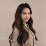 Yura Instagram - 2022년 안녕..😢👋 빠르게 도망갔구나... 내년에는 조금만 천천히가자❤️ 22년에도 정말 많은 분들께 감사했습니다 행복할수있게 해주셔서 늘 감사해요 모두. 여러분 남은 한해 행복하게 보내시구 새해 복 많이받으세요🧡💛🩵 23년은 더 많이 웃기를♡