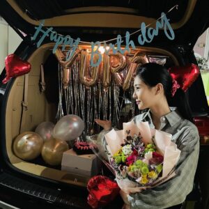 Yura Instagram - 현장에서 받아본 첫 생일 축하.. ♡
정말 이렇게 많은 분들에게 축하를 받아보고 함께 하는게 이렇게 행복한 줄 몰랐습니다...
멀리서  와준 친구들, 스탭분들 팬분들 축하 속에서 
오늘 또 한 번 저는 정말 정말 행복한사람이라고 
느꼈습니다.. 너무 감사합니다 행복을 느끼게 해주셔서... ❤