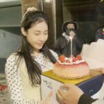 Yura Instagram - 현장에서 받아본 첫 생일 축하.. ♡ 정말 이렇게 많은 분들에게 축하를 받아보고 함께 하는게 이렇게 행복한 줄 몰랐습니다... 멀리서 와준 친구들, 스탭분들 팬분들 축하 속에서  오늘 또 한 번 저는 정말 정말 행복한사람이라고  느꼈습니다.. 너무 감사합니다 행복을 느끼게 해주셔서... ❤