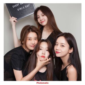 Yura Instagram - 안녕하세요 오늘은 걸스데이 10주년입니다아!!♡
2010년에 데뷔해서 2020년까지 저에겐 정말 정말 빠르게 지나간 시간이었던 거 같아요 아마도 제 인생에서 절대 잊을 수 없는...가장 행복하고 소중한 시간이었어서 그만큼 빠르게 흘러간 10년인 거 같습니다. 정말 많은 분들이 응원해 주시고 사랑해 주셔서 너무 행복한 10년이 될 수 있었어요. 그리고 무엇보다 어렸을때부터 
외동이었어서 언니동생이 있는게 소원이었었는데 지금 우리 멤버들이 제 곁에 있는 게 제 인생에서 최고의 행운인 거 같아요 맨날맨날 얘기하지만 !! 우리 평생 함께해야 해유 알쥬? 쪽! 그리고 항상 곁에서, 뒤에서 열심히 응원해 주신 우리 팬 여러분! 말로 표현할 수 없을만큼 감사하고 
사랑합니다..♡ 항상 더 잘해드리고 싶구.. 
뭐라도 해드리고 싶은데 마음만큼 못해드려서 늘 미안하고 고맙구... 그래도 제 마음 알죠? 앞으로 더 좋은 모습 많이 보여드릴 수 있도록 제가 더 많이 많이 노력할게요^^♡♡
최고의 10년을 만들어준 내 사랑들! 너무 감사합니다❤❤❤❤
앞으로도 우리 항상 함께해야 해요 늘 행복하세요💕❤