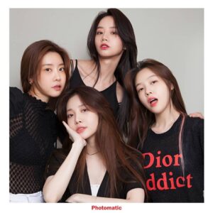 Yura Instagram - 안녕하세요 오늘은 걸스데이 10주년입니다아!!♡
2010년에 데뷔해서 2020년까지 저에겐 정말 정말 빠르게 지나간 시간이었던 거 같아요 아마도 제 인생에서 절대 잊을 수 없는...가장 행복하고 소중한 시간이었어서 그만큼 빠르게 흘러간 10년인 거 같습니다. 정말 많은 분들이 응원해 주시고 사랑해 주셔서 너무 행복한 10년이 될 수 있었어요. 그리고 무엇보다 어렸을때부터 
외동이었어서 언니동생이 있는게 소원이었었는데 지금 우리 멤버들이 제 곁에 있는 게 제 인생에서 최고의 행운인 거 같아요 맨날맨날 얘기하지만 !! 우리 평생 함께해야 해유 알쥬? 쪽! 그리고 항상 곁에서, 뒤에서 열심히 응원해 주신 우리 팬 여러분! 말로 표현할 수 없을만큼 감사하고 
사랑합니다..♡ 항상 더 잘해드리고 싶구.. 
뭐라도 해드리고 싶은데 마음만큼 못해드려서 늘 미안하고 고맙구... 그래도 제 마음 알죠? 앞으로 더 좋은 모습 많이 보여드릴 수 있도록 제가 더 많이 많이 노력할게요^^♡♡
최고의 10년을 만들어준 내 사랑들! 너무 감사합니다❤❤❤❤
앞으로도 우리 항상 함께해야 해요 늘 행복하세요💕❤