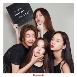 Yura Instagram - 안녕하세요 오늘은 걸스데이 10주년입니다아!!♡
2010년에 데뷔해서 2020년까지 저에겐 정말 정말 빠르게 지나간 시간이었던 거 같아요 아마도 제 인생에서 절대 잊을 수 없는...가장 행복하고 소중한 시간이었어서 그만큼 빠르게 흘러간 10년인 거 같습니다. 정말 많은 분들이 응원해 주시고 사랑해 주셔서 너무 행복한 10년이 될 수 있었어요. 그리고 무엇보다 어렸을때부터 
외동이었어서 언니동생이 있는게 소원이었었는데 지금 우리 멤버들이 제 곁에 있는 게 제 인생에서 최고의 행운인 거 같아요 맨날맨날 얘기하지만 !! 우리 평생 함께해야 해유 알쥬? 쪽! 그리고 항상 곁에서, 뒤에서 열심히 응원해 주신 우리 팬 여러분! 말로 표현할 수 없을만큼 감사하고 
사랑합니다..♡ 항상 더 잘해드리고 싶구.. 
뭐라도 해드리고 싶은데 마음만큼 못해드려서 늘 미안하고 고맙구... 그래도 제 마음 알죠? 앞으로 더 좋은 모습 많이 보여드릴 수 있도록 제가 더 많이 많이 노력할게요^^♡♡
최고의 10년을 만들어준 내 사랑들! 너무 감사합니다❤❤❤❤
앞으로도 우리 항상 함께해야 해요 늘 행복하세요💕❤