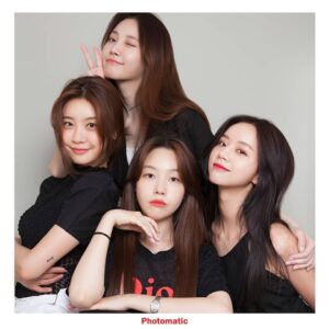 Yura Instagram - 안녕하세요 오늘은 걸스데이 10주년입니다아!!♡
2010년에 데뷔해서 2020년까지 저에겐 정말 정말 빠르게 지나간 시간이었던 거 같아요 아마도 제 인생에서 절대 잊을 수 없는...가장 행복하고 소중한 시간이었어서 그만큼 빠르게 흘러간 10년인 거 같습니다. 정말 많은 분들이 응원해 주시고 사랑해 주셔서 너무 행복한 10년이 될 수 있었어요. 그리고 무엇보다 어렸을때부터 
외동이었어서 언니동생이 있는게 소원이었었는데 지금 우리 멤버들이 제 곁에 있는 게 제 인생에서 최고의 행운인 거 같아요 맨날맨날 얘기하지만 !! 우리 평생 함께해야 해유 알쥬? 쪽! 그리고 항상 곁에서, 뒤에서 열심히 응원해 주신 우리 팬 여러분! 말로 표현할 수 없을만큼 감사하고 
사랑합니다..♡ 항상 더 잘해드리고 싶구.. 
뭐라도 해드리고 싶은데 마음만큼 못해드려서 늘 미안하고 고맙구... 그래도 제 마음 알죠? 앞으로 더 좋은 모습 많이 보여드릴 수 있도록 제가 더 많이 많이 노력할게요^^♡♡
최고의 10년을 만들어준 내 사랑들! 너무 감사합니다❤❤❤❤
앞으로도 우리 항상 함께해야 해요 늘 행복하세요💕❤