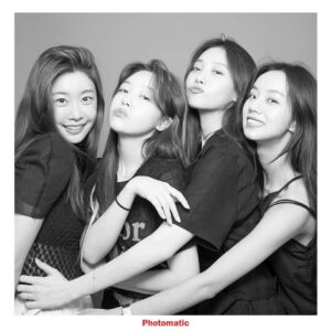 Yura Instagram - 너무 다 좋아서 겨우 골랐어요 사진😍
걸스데이 10살 축하행💕