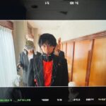 Yuta Jinguji Instagram – みんなGOATをたくさん見て聞いてくれてありがとう❤️‍🔥
お返しにMVのオフショットあげるね🐐🐐🐐

2枚目の吊るされてる写真は、
現場でスタッフさんに上手だねーって
子供みたいに言われて少し恥ずかしかった一枚です🥹

#Number_i_GOAT
