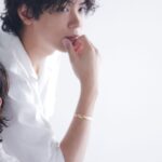 Yuta Jinguji Instagram – この間の質問箱ありがとう！
質問答えてる時このポーズをしながら
答えてた！笑