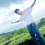 Yuta Jinguji Instagram – やっほ！
芝生って大人になると座るのに躊躇うけど
気にせず座るタイプの人です🤗
みんなは気にするー？笑

2枚目の写真はしょうが撮ってくれました笑
なんかモザイクみたい🫠