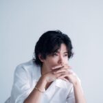 Yuta Jinguji Instagram – この間の質問箱ありがとう！
質問答えてる時このポーズをしながら
答えてた！笑