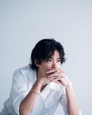 Yuta Jinguji Instagram - この間の質問箱ありがとう！
質問答えてる時このポーズをしながら
答えてた！笑