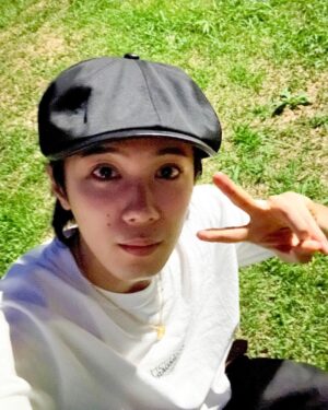 Yuta Jinguji Instagram - やっほ！
芝生って大人になると座るのに躊躇うけど
気にせず座るタイプの人です🤗
みんなは気にするー？笑

2枚目の写真はしょうが撮ってくれました笑
なんかモザイクみたい🫠