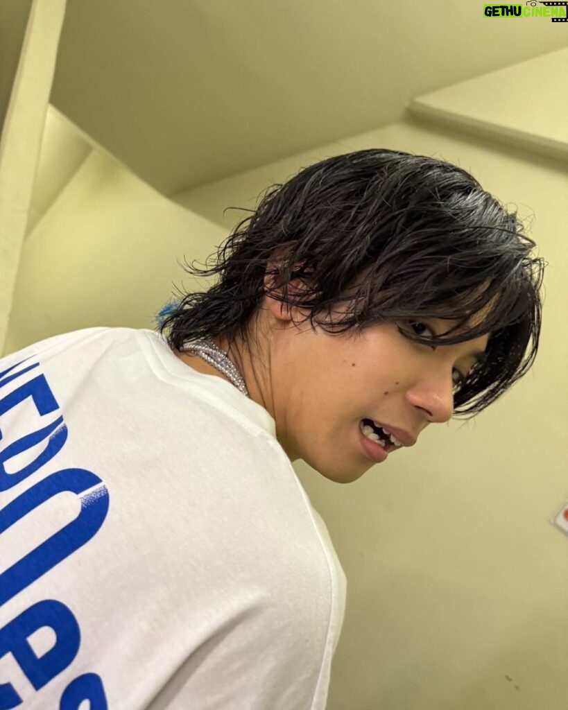 Yuta Jinguji Instagram - コンサート写真はこれでラスト！ みんな見てくれてありがとう🙌 2枚目の写真は青い羽がどこかについてるから探して🤔