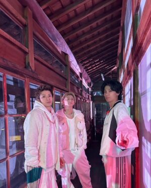 Yuta Jinguji Instagram - 3000万回再生記念でーす🐐🐐🐐
みんなの力凄すぎる🥹

ちなみに2枚目は外の景色の文字を読めるか勝負してた！
Dance Performance MVの待ち時間に遊んでました🤣

これからもよろしくねーー✌️

#Number_i_GOAT