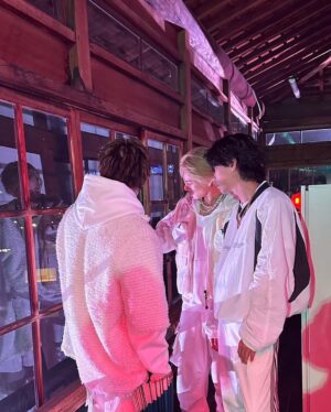 Yuta Jinguji Instagram - 3000万回再生記念でーす🐐🐐🐐
みんなの力凄すぎる🥹

ちなみに2枚目は外の景色の文字を読めるか勝負してた！
Dance Performance MVの待ち時間に遊んでました🤣

これからもよろしくねーー✌️

#Number_i_GOAT