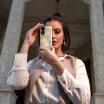 Zahra Habib Instagram - مع HONOR 90 باللون الجديد، الأزرق الطاووسي الأستثنائي 🦚 استمتعوا بكاميرا فائقة الوضوح بدقة 200MP، و شاشة امنة لحماية العينين بالإضافة الى مساحة تخزين واسعة تبلغ 19GB + 512GB.