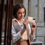 Zahra Habib Instagram - مع HONOR 90 باللون الجديد الأزرق الطاووسي الأستثنائي 🦚 استمتعوا بكاميرا فائقة الوضوح بدقة 200MP، و شاشة امنة لحماية العينين بالإضافة الى مساحة تخزين واسعة تبلغ 19GB + 512GB. هوايه جربت تلفونات واكثر تلفون يعجبني هو اللي شحنه يطول وصورته حلوة واثنينهن بهذا التلفون 🩵 كلش عاجبني وبيه مميزات حلوة هوايه، منها انوا اكدر اصور multi فيديو ،، يعني الفيديو مال الكاميرا الامامية والخلفية يصورن سوية 😍 #honor90 #honoriraq #newphone