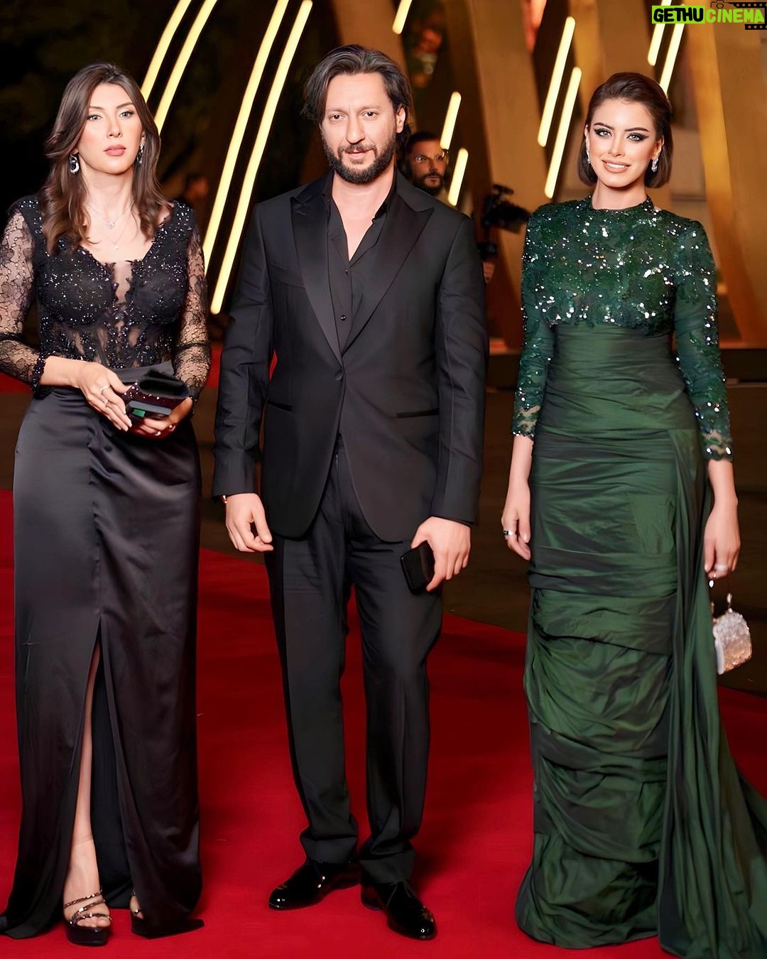 Zahra Habib Instagram - صورة تستاهل تنزل مرتين وتبقى للذكرى الانسان مهما يسعى ويتعب ويشتغل ما رح يكدر يوصل للي يريده بدون تيم قوي بدون سند بدون ظهر يحميه ويخاف عليه مثل مايخاف على نفسه مهند ظهري ونوسه الظهر اللي يحمي ظهري 💪 بالسراء والضراء احنا سوه دائما اقوياء 💚 @m.khumra @here.is.shaymaa