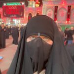 Zahra Habib Instagram - هاي الليلة اول مرة اكون بيها في كربلاء بمحرم وليلاً…. ليالي تشوف بيها الكل حزين والكل مقهور والكل يبجي… واني الوحيدة المبتسمة بينهم من الانسان يشوف عدالة رب العالمين بعينه ميكدر اله يبتسم من الانسان يشوف احفاد رسول الله واهل بيته الناس كلها تنادي بأسمهم بعد ما انظلموا يبتسم ويكول هاي العدالة من الانسان يشوف الناس تطبخ وتوزع وتلّح على الناس ياخذون من طبخهم يبتسم من الانسان يشوف الناس تمشي حافية تدعي رب العالمين بجاه اهل البيت يبتسم من الانسان يكون مهموم ويباوع اول نظرة ويحس نفسه مرتاح هم رح يبتسم الترتيب وكأنوا كل شخص يعرف شنو مسؤوليته النظافة الاسعاف كلشي بمكانه اطفال ينظفون ويلمون ويرفعون رايات شفت هوايه ناس من هوايه بلدان واكفه تنادي بأسم الامام الحسين واسم سيدنا العباس وكفت هل اباوع او اوثق او انادي وياهم واختاريت ابتسم واستمتع واني اشوف عدالة رب العالمين وشلون اكرم اهل البيت انوا الكل يصيح باسمهم من كل مكان بالعالم 💚