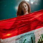 Zahra Habib Instagram - من نشيل العلم ونحطه فوك راسنه الحلو بالمواقف الصعبة انوا توحدنا مهما جان وضعنا وفكرنا واهتمامنا بلحظة وحدة كلنا نفس الكلمة ونفس الصورة ونفس الموقف🇮🇶