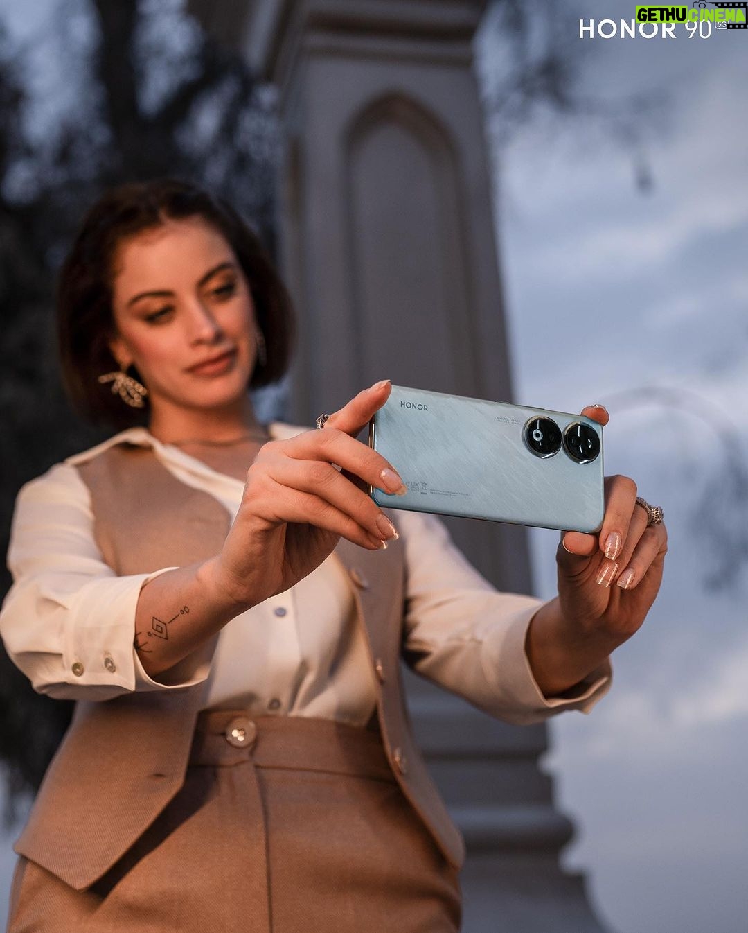 Zahra Habib Instagram - مع HONOR 90 باللون الجديد، الأزرق الطاووسي الأستثنائي 🦚 استمتعوا بكاميرا فائقة الوضوح بدقة 200MP، و شاشة امنة لحماية العينين بالإضافة الى مساحة تخزين واسعة تبلغ 19GB + 512GB.