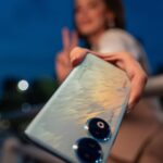 Zahra Habib Instagram - مع HONOR 90 باللون الجديد الأزرق الطاووسي الأستثنائي 🦚 استمتعوا بكاميرا فائقة الوضوح بدقة 200MP، و شاشة امنة لحماية العينين بالإضافة الى مساحة تخزين واسعة تبلغ 19GB + 512GB. هوايه جربت تلفونات واكثر تلفون يعجبني هو اللي شحنه يطول وصورته حلوة واثنينهن بهذا التلفون 🩵 كلش عاجبني وبيه مميزات حلوة هوايه، منها انوا اكدر اصور multi فيديو ،، يعني الفيديو مال الكاميرا الامامية والخلفية يصورن سوية 😍 #honor90 #honoriraq #newphone