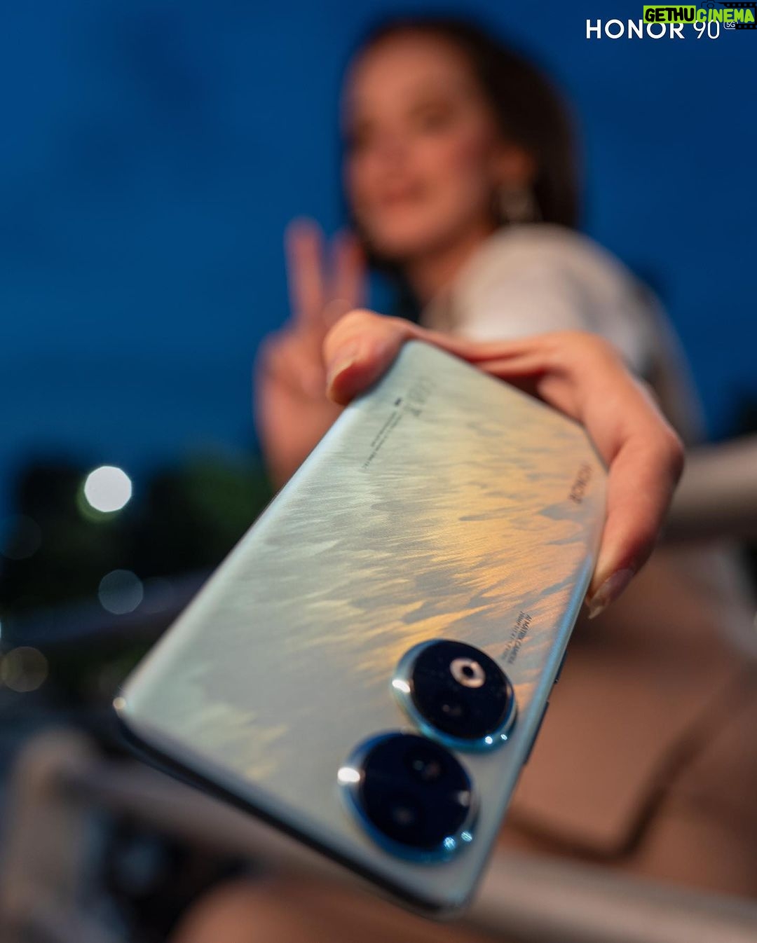 Zahra Habib Instagram - مع HONOR 90 باللون الجديد الأزرق الطاووسي الأستثنائي 🦚 استمتعوا بكاميرا فائقة الوضوح بدقة 200MP، و شاشة امنة لحماية العينين بالإضافة الى مساحة تخزين واسعة تبلغ 19GB + 512GB. هوايه جربت تلفونات واكثر تلفون يعجبني هو اللي شحنه يطول وصورته حلوة واثنينهن بهذا التلفون 🩵 كلش عاجبني وبيه مميزات حلوة هوايه، منها انوا اكدر اصور multi فيديو ،، يعني الفيديو مال الكاميرا الامامية والخلفية يصورن سوية 😍 #honor90 #honoriraq #newphone