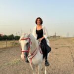 Zahra Habib Instagram – اول دروس ركوب الخيل 
لاتخاف منه حتى ميسطر عليك 
اخترنا نتدرب على خيل شخصيته قوية واللي هي بداية صعبة بس بداية تجنننننن….
ركضة الفرس غيرررر كلش غير….
رح نتابع اني وانتوا هاي الدورس يا اصير محترفة يا اما اجيكم ابجي 😂
شجعووووني بالله عليكم Baghdad, Iraq