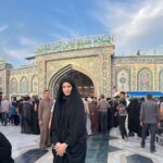 Zahra Habib Instagram – على باب المدينة سر لگينه …
زهراء قبل الزيارة شي و بعد الزيارة شي ثاني تماماً 
صار زمان هوايه على الزيارة واجوائها 
وصدفت تكون يوم جمعة 
وصدفت تكون بجو حلو 
🌹
والاجواء يم سيدنا العباس غير 🥹 کربلاء بين الحرمين