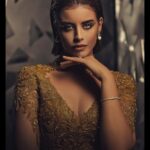 Zahra Habib Instagram – اجمل ما قيل عن الذهب 💛
لمعة تخطف القلب 💛
Photo by @trafficlight.art 
Dressed by @aredocenter 
Makeup by @maitham.00 
مو من محبي جلسات التصوير كلش 
بس من اريد اسوي جلسة لازم تكون مخبلة مثلي 💛