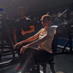 Zahra Habib Instagram – كلش كلش هوايه انسألت زهورات شلون ضعفتي؟؟
وهاي السنة الفرق بيّن بالمسلسل 
حرفياً الموضوع بدأ قبل سنة 
كانت رحلة طويلة بيها هوايه تفاصيل 
لكن اهمها 
قطعت السكر والمشروبات الغازية والخبز والصمون والعشا 
التزمت جم 
والحمدلله حظي جان حلو جاب بطريقي كابتن حسين 
 @c.husseinalawi
اللي جان ويايه خطوة بخطوة 
وجاب بطريقي اصدقاء شجعوني اروح للجم 
@z._tarek 
@sajidahathim30 
اي شي بهاي الحياة بالأصرار يجي 
زهورات من 65 إلى 55 وجسم رياضي وصحي بامتياز 
@flex.gym.iq