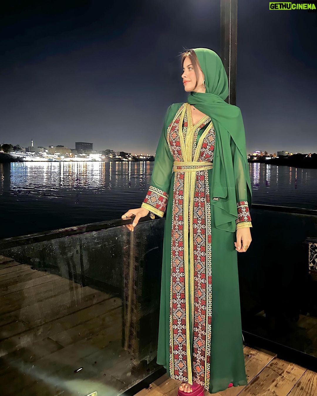 Zahra Habib Instagram - اني وانتوا والشال ودجلة وقصة حب متنتهي❤️ نهر دجلة