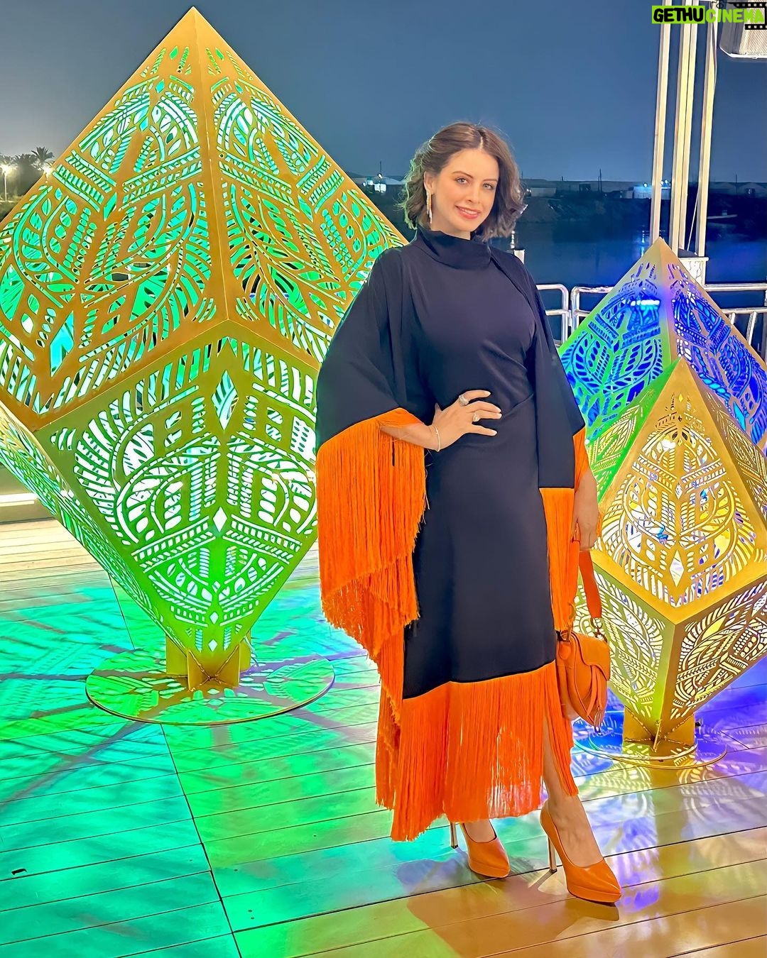 Zahra Habib Instagram - مساكم احلى الألوان 🧡 لبارحة جنت بأفتتاح مطعم جديد بدجلة فلج حرفياً مكان يجنن وحلو 🧡 اللي لابسته ما اعرف من وين هوايه سألتوني عنه خمطته من صديقتي عهد 😂 قرية دجله السياحيه Dijlah village