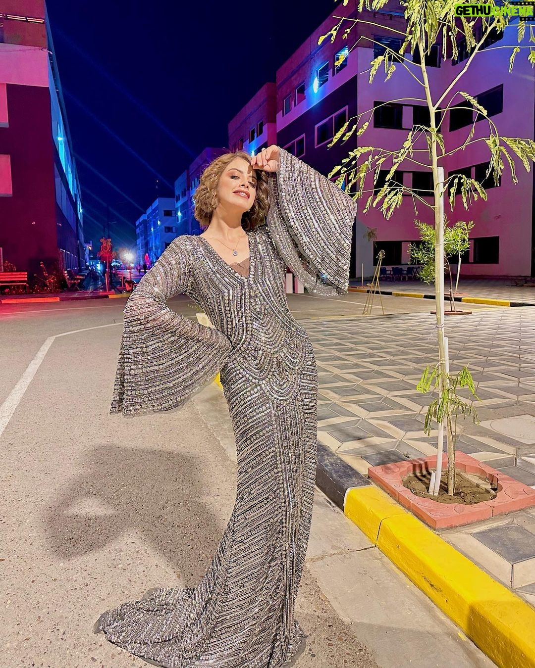 Zahra Habib Instagram - احلى شي بهاي الحياة انوا ما ننطي الاشياء اكبر من قيمتها كل واحد يلبس على كده لا اصغر لا اكبر … Baghdad, Iraq