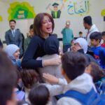 Zahra Habib Instagram - وحدة من أجمل التجارب اللي عشتها ويه حليب المدهش بداية السنة الدراسية سووا حملة وزعوا حليب وكلاص للأطفال واني رحت مدرسة العلا و وزعت وضحكت ولعبت وتخبلت ويه الاطفال الله يحفظهم ويحفظ كل الأطفال بالكوكب 🧡 شكرا حليب المدهش على هاي التجربة الرائعة وشكرا مدرسة العلا على حسن الاستقبال وعلى تربية الأطفال بطريقة تجنن🧡 @ulaa.school @almudhish.milkiraq