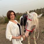 Zahra Habib Instagram - اول دروس ركوب الخيل لاتخاف منه حتى ميسطر عليك اخترنا نتدرب على خيل شخصيته قوية واللي هي بداية صعبة بس بداية تجنننننن…. ركضة الفرس غيرررر كلش غير…. رح نتابع اني وانتوا هاي الدورس يا اصير محترفة يا اما اجيكم ابجي 😂 شجعووووني بالله عليكم Baghdad, Iraq