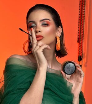 Zahra Habib Instagram - زهورة من تندفع وهي دتاخذ صورة 😂
اني وانتوا ولازوردي 🧡
@lazurdemakeup