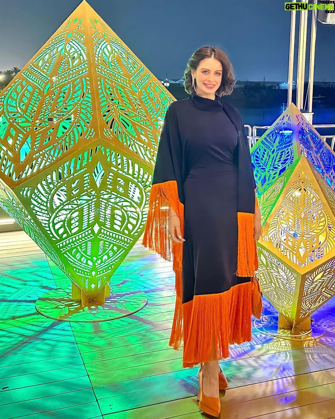 Zahra Habib Instagram - مساكم احلى الألوان 🧡 لبارحة جنت بأفتتاح مطعم جديد بدجلة فلج حرفياً مكان يجنن وحلو 🧡 اللي لابسته ما اعرف من وين هوايه سألتوني عنه خمطته من صديقتي عهد 😂 قرية دجله السياحيه Dijlah village