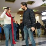 Zahra Habib Instagram - أم الزوز لا ياخذج الواهس ستري علينه ترا سلاح وطلقات… مهند بشرفك عوفني يعني كم مرة بحياتي رح اصور مسلسل واني لازمة كلاشنكوف؟ عوفني شنو بابا! كل عقلج! نموت لان حضرة جنابج عاجبج السلاح ! عوفي يلا ما اريد اموت بسببج.. مهند موت بسببي احسن ما اني اموت بسببك😌 وحدة من الحوارات بيني وبين المخرج 😂 @m.khumra