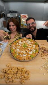 Zahra Habib Instagram - حلاوة حليب عراقية مع زهراء بن ميم المقادير : 1 كوب سكر أبيض 1/2 كوب مي رشة ملح 1 ملعقة صغيرة فانيلا 1 كوب طحين 1 كوب حليب باودر 1 كوب زيت للتزيين : جوز شرائح لوز فستق كاجو الوصفة برعاية حليب المدهش @almudhish.milkiraq الأصالة في كل لحظاتنا