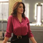 Zahra Habib Instagram - حالتي قبل المشهد بكم دقيقة 😂 من نغير النص بسبب مشاكله ولازم نحفظ التغييرات قبل خمس دقايق ونركض وملابسي مو جاهزة والمايكرفون مو جاهز وحزامي مو جاهز وحالتي حالة 😂 عادي عادي #سمر #سمر_الحية #حيرة #زهراء_حبيب #زهراء_بن_ميم