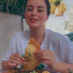Zahra Habib Instagram - الأشياء اللي تسعدني بالحياة بسيطة ومنها البريكة التونسية هيجي ورقة خفيفة نحط بيها شوية تونه ومعدنوس وبيضا ونقليها بالزيت 😭 انقذوني دا اغرك بالأكل التونسي