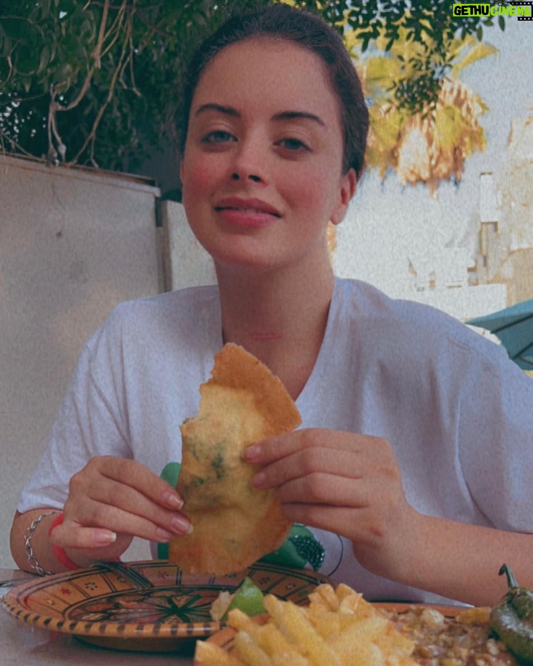 Zahra Habib Instagram - الأشياء اللي تسعدني بالحياة بسيطة ومنها البريكة التونسية هيجي ورقة خفيفة نحط بيها شوية تونه ومعدنوس وبيضا ونقليها بالزيت 😭 انقذوني دا اغرك بالأكل التونسي