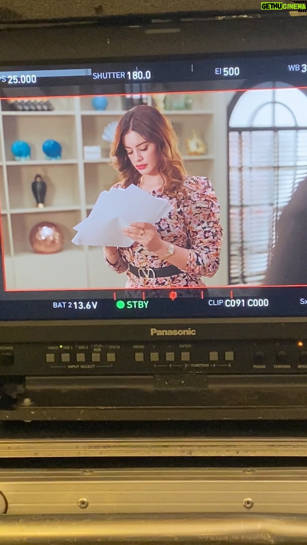 Zahra Habib Instagram - Behind the scenes مالتنه مو مثل اي مسلسل الوضع خارج نطاق السيطرة ومحرج جداً واصلين مرحلة نحسب السحكات لبعض نصطاد منو نايم بالسيت وتصوره نشوف منو يفز ونسويله مقالب الوضع صعب يا جماعة صعععععب 😂😈 Tunis, Tunisia